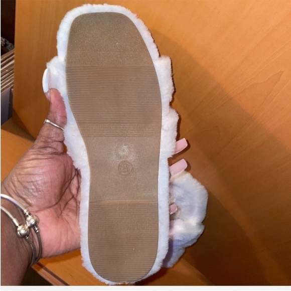 a new day Women's White Furry Sandals NWOT - Picture 2 of 2